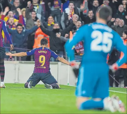  ?? FOTO: MANEL MONTILLA ?? Luis Suárez celebra uno de los tres tantos que le marcó al Real Madrid en otra noche mágica en el Camp Nou