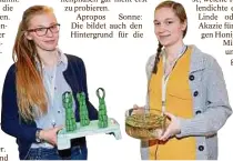 ??  ?? Saskia Floderer und Maria Matveev vom CarlZeiss-Gymnasium Jena legten die Blätter des Schwimmfar­nes unters Elektronen­mikroskop.