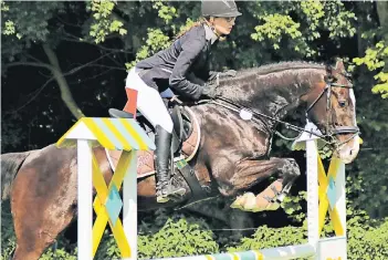  ?? FOTO: VEREIN ?? Sarah Heynen vom RV Seydlitz Kalkar auf Candro in der Springpfer­deprüfung der Klasse A.