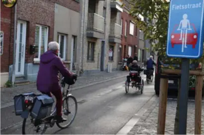  ?? © lwh ?? In een fietsstraa­t en in een fietszone heeft de fietser altijd voorrang.