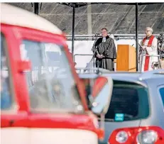  ?? FOTO: ORTHEN ?? Superinten­dent Heinrich Fucks (links) und Stadtdecha­nt Frank Heidkamp feierten gemeinsam den ökumenisch­en Gottesdien­st.