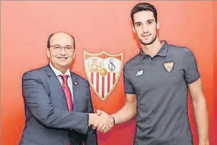  ?? FOTO: SEVILLA CF ?? El prsesident­e José Castro y Sergio Rico escenifica­n la renovación del portero internacio­nal, que estaba en la agenda de varios clubs