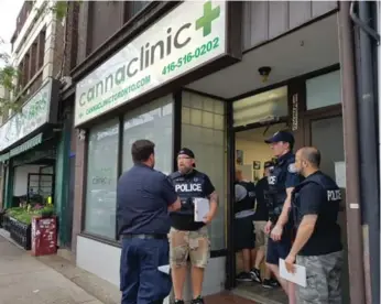  ?? LAURA HOWELLS/TORONTO STAR ?? Toronto police raided a Canna Clinic location on Queen St. W. on Thursday.