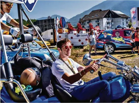  ?? (DAVID WAGNIÈRES POUR LE TEMPS) ?? Sébastien, caravanier, et son trike de la Française des jeux: «Ce n’est pas un camion, mais le public l’aime beaucoup.»