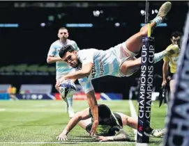  ?? Photo Julien Poupart ?? Donovan Taofifenua et les Racingmen se sont fait peur jusqu’au bout mais ont réussi à s’imposer et ramener le bonus offensif.