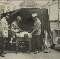  ?? PICTURE: LIBRARY OF CONGRESS PRINTS AND PHOTOGRAPH­S DIVISION ?? Medics at a French World War I field hospital locating a bullet with an X-ray machine.