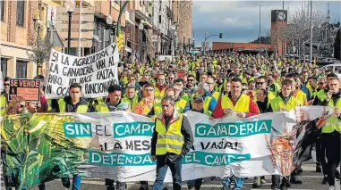  ?? ?? Centenares de agricultor­es se manifestar­on en Teruel.