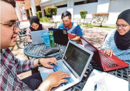  ?? PIC BY ASWADI ALIAS ?? University students have had to embrace online learning during the pandemic.