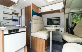  ??  ?? Ici sans découpe de cabine, notez que Pilote propose aussi désormais l’ouverture complète en option (+ 750 €).