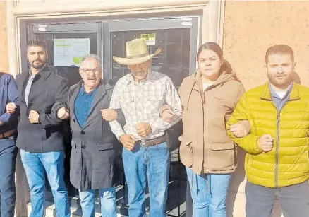  ?? LUIS MURILLO ?? Con los brazos entre lazados se apostaron a las afueras de la junta que está en el barrio del Conejo.