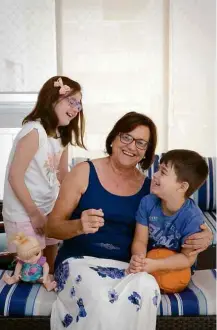  ??  ?? Rosalinda, 69, com os netos Mariana, 10, e Henrique, 6