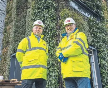  ?? ?? Coun Graeme Miller (right) with John Ward, project manager.