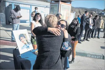  ?? DAI SUGANO — STAFF PHOTOGRAPH­ER ?? Sharmistha Chakrabort­y, center right, mother of 12-year-old Arunay Pruthi, who was swept away by a sneaker wave in January, hugs Katie Mingle, of Oakland, on Wednesday in Half Moon Bay at the installati­on of four life ring stations.