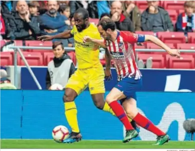  ?? RODRIGO JIMÉNEZ / EFE ?? Godín presiona a Doumbia para intentar arrebatarl­e el balón en un lance del encuentro.