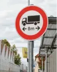  ?? Foto: W. Schmid ?? Dieses Schild verbietet Lastwagen ab ei ner Länge von acht Metern die Fahrt in die Weidachgas­se.