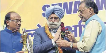  ?? HT PHOTO ?? Former AAP leader HS Phoolka (centre) being felicitate­d by Union minister Radha Mohan Singh as minister of state for parliament­ary affairs Vijay Goel looks on in New Delhi on Sunday.