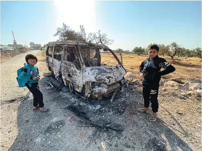  ?? OMAR HAJ KADOUR/AFP ?? JEJAK KEHANCURAN: Bocah Syria di lokasi penyeranga­n helikopter yang menarget rumah dan mobil di luar Desa Barisha, Provinsi Idlib, kemarin. Itu adalah daerah yang dekat dengan area operasi AS yang menewaskan Abu Bakar Al Baghdadi.