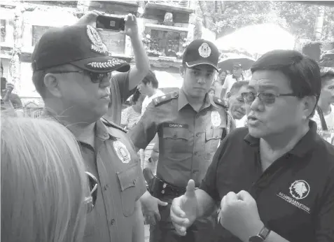  ?? MAE CLYDYL A. AVILA ?? Cebu City Vice Mayor Edgardo Labella talks to Police Regional Office 7 Director Jose Mario Espino during an inspection yesterday at the Carreta Cemetery.