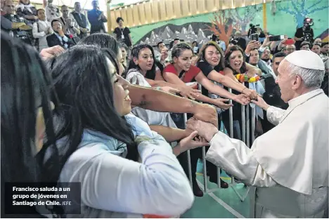 ?? /EFE ?? Francisco saluda a un grupo de jóvenes en Santiago de Chile.
