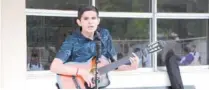  ?? ?? ▮ Yo le canto románticam­ente a la mujer, dijo ayer Ángel Rafael Torres Escalante, antes de dedicarles su actuación que inició con la canción “Te quiero tanto…. Tanto”.