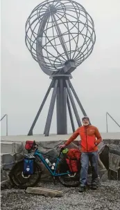  ?? Fotos: Franz Schiele ?? Trotz Mückenplag­e am See bei Skei ließ es sich Franz Schiele nicht nehmen, dort eine kurze Rast einzulegen, um sich einen Kaffee zu kochen (links). Der Meringer begann seine 5000 Kilometer lange Radtour am Nordkap bei 4 Grad und eisigem Wind.