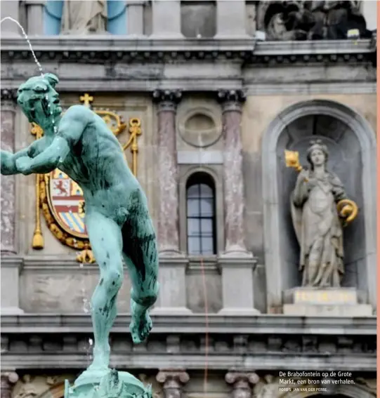  ?? FOTO'S JAN VAN DER PERRE ?? De Brabofonte­in op de Grote Markt, een bron van verhalen.