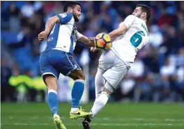  ?? OSCAR DEL POZO/AFP ?? BOLANYA KETINGGALA­N: Aksi Nacho Fernandez dan Florin Andone di Santiago Bernabeu (22/1).