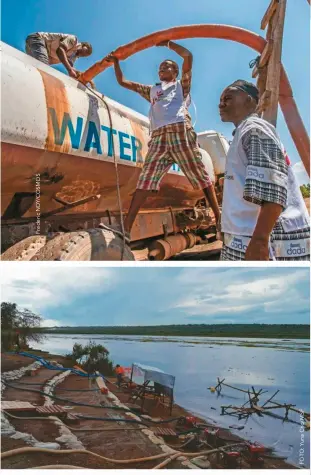  ??  ?? Bombas de agua en el asentamien­to de refugiados de Palorinya, en el norte de Uganda. Para el 5 de mayo de 2017, había más de 901.755 refugiados sursudanes­es en Uganda. Se espera que aumenten a casi un millón a finales de año. Alrededor del 86 por...