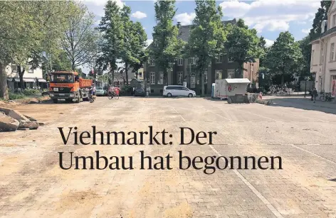  ?? RP-FOTOS (2): HEINER DECKERS ?? Ein ungewohnte­r Anblick für die Kempener und die Besucher der Stadt: Der Parkplatz Viehmarkt ist momentan autofrei.