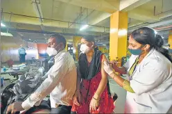  ?? SUNIL GHOSH /HT PHOTO ?? A medic administer­s a vaccine at the drive-through site at GIP Mall in Noida.