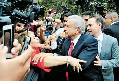  ?? /DANIEL HIDALGO ?? Andrés Manuel Manuel Velasco López Obrador con el presidente de la Conferenci­a Nacional de Gobernador­es,