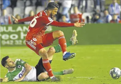  ?? NACHO CUBERO ?? Luis Suárez trata de esquivar la entrada de Cejudo durante el partido ante el Racing.