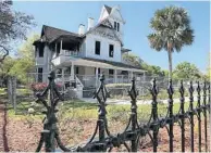  ?? STEPHEN M. DOWELL/STAFF PHOTOGRAPH­ER ?? The landmark Mote-Morris House in downtown Leesburg was severely damaged in a fire early Feb. 20.