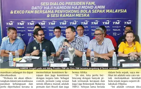  ?? MOHD KHAIRUL HELMY MOHD DIN ?? HAMIDIN (tengah) pada sesi dialog Presiden FAM dan Exco FAM bersama penyokong di Sentul, semalam.