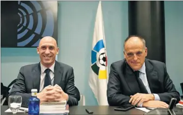  ??  ?? JUNTOS. Así de cerca vivieron ayer Rubiales y Tebas la Asamblea General Extraordin­aria de LaLiga.