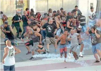  ?? Marcello Dias/Futura Press/Folhapress ?? Polícia joga bombas de gás para conter briga entre torcedores no entorno do Engenhão JUDÔ