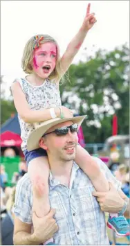  ?? Picture: Matthew Walker FM4428485 ?? Five-year-old Rosie Morrison on her dad, Tom Morrison’s, shoulders