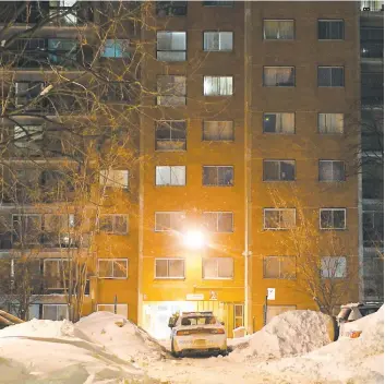  ?? PHOTO AGENCE QMI, PASCAL GIRARD ?? La rue Paxton a été fermée pendant des heures, hier, afin de permettre aux experts de récolter toutes les preuves possibles. Le meurtre a été commis dans cet immeuble.