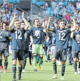  ?? FOTO: JJ LANFOCO ?? Illarramen­di e Iñigo celebran la victoria en Vigo con sus compañeros