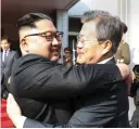  ?? HUSET
FOTO: TT-AP/YOnHAP/BLå ?? Moon Jae-In får en hejdå-kram av Kim Jong-Un efter lördagens möte i Panmunjom.