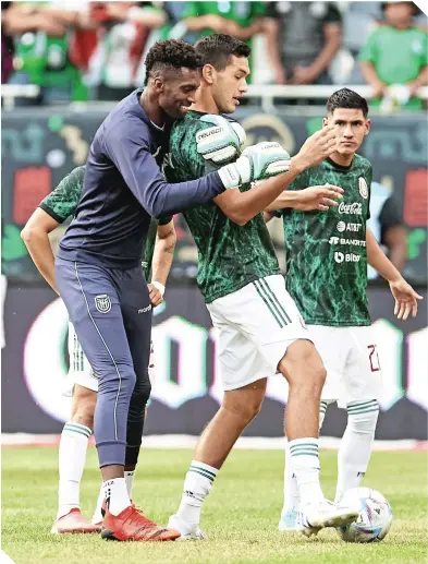  ?? ?? El Cachorro Montes es abrazado por el arquero de Ecuador, en el duelo del domingo.