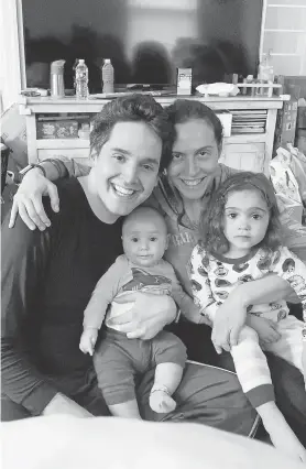  ?? SCOTT KRAKOWER ?? Scott Krakower smiles with his wife, Heather, and two kids. Scott’s COVID-19 symptoms persist almost three months after he became ill.