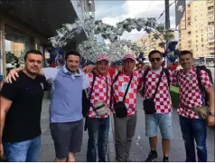  ?? (Photos A. R.) ?? Les supporters croates étaient déjà présents en masse vendredi, tandis que les Français commençaie­nt à arriver doucement, selon Alain Revello (photo de droite avec son fils, Nicolas).