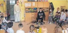  ?? FOTO: KIGA ST.FRANZISKUS ?? Pastoralre­ferent Thomas Blessing besuchte – natürlich unter Einhaltung der AHA Regeln – den Kindergart­en St. Franziskus.