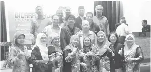  ??  ?? SAHAR (belakang kanan) bersama Pengetua Cemerlang dari Sabah dan Labuan.