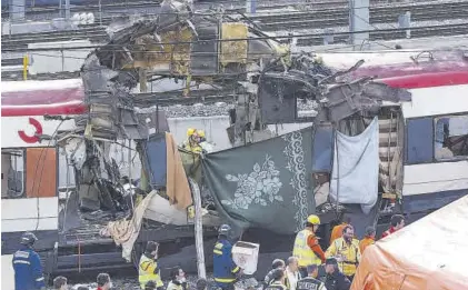  ?? BERNARDO RODRÍGUEZ ?? Uno de los trenes en Atocha El personal de emergencia en el lugar de la explosión el 11 de marzo de 2004. ▷