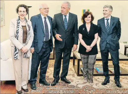  ?? JOSE MARIA CUADRADO JIMENEZ / EFE ?? Magdalena Valerio, Josep Borrell, Dimitris Avramopulo­s, Carmen Calvo y Fernando Grande-Marlaska