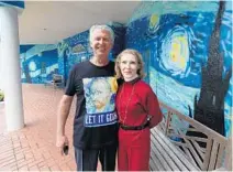  ?? RICARDO RAMIREZ BUXEDA/STAFF PHOTOGRAPH­ER ?? Lubomir Jastrzebsk­i and Nancy Nemhauser say they painted their “Van Gogh house” to enable their autistic son to tell people where he lives.