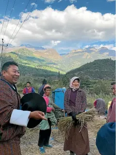  ?? WASHINGTON POST ?? Phub Tshering, a candidate for parliament for the Bhutan Peace and Prosperity Party, talks with voters.