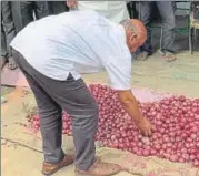  ?? HT PHOTO ?? ■
Jharkhand food supply minister Saryu Rai inspected a Jamshedpur mandi (vegetable market) on Wednesday.